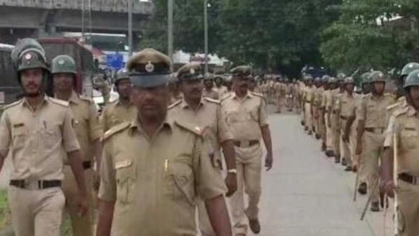 କର୍ଣ୍ଣାଟକରେ ସାବରକରଙ୍କ ପୋଷ୍ଟରକୁ ଗୋଷ୍ଠୀ ନେଇ ସଂଘର୍ଷ, 144 ଧାରା ଜାରି