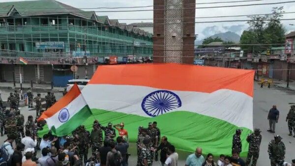 ଶ୍ରୀନଗର ଲାଲଚୌକରେ ଉଡିଲା ତ୍ରିରଙ୍ଗା