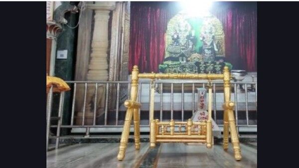 ବାଲଗୋପାଲଙ୍କ ପାଇଁ ଭକ୍ତଙ୍କ ସୁନା ଦୋଳି ଉପହାର