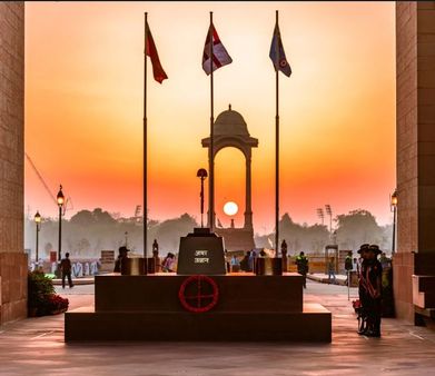 ଇଣ୍ଡିଆ ଗେଟରେ ଆଇକନିକ୍ 'ଅମର ଜବାନ ଜ୍ୟୋତି'କୁ ମନେ ପକାଉଛନ୍ତି ପର୍ଯ୍ୟଟକ