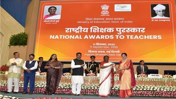 ଗୁରୁ ଦିବସରେ ଶିକ୍ଷକ ମାନଙ୍କୁ ଜାତୀୟ ପୁରସ୍କାର ପ୍ରଦାନ କଲେ ମହାମହିମ ରାଷ୍ଟ୍ରପତି