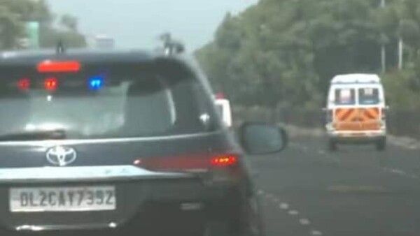 ପିଏମଙ୍କ ମହାନତା: ଅଧାରେ ଗାଡି ଅଟକାଇ ଆମ୍ବୁୁଲାନ୍ସକୁ ଛାଡିଲେ ରାସ୍ତା