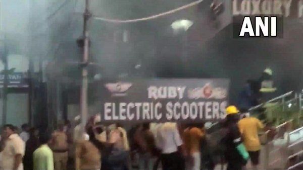 ଇଲେକ୍ଟ୍ରିକ୍ ସ୍କୁଟର ସୋ ରୁମ ରେ ଅଗ୍ନିକାଣ୍ଡ, 8 ମୃତ