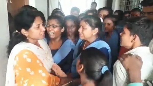 ଶିକ୍ଷିକାଙ୍କ ଫ୍ୟାରୱେଲରେ କାନ୍ଦିଲେ ଛାତ୍ରଛାତ୍ରୀ, ଭିଡିଓ ଭାଇରାଲ