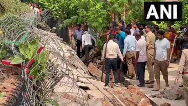 ନୋଏଡ଼ାରେ ଜଳବାୟୁ ବିହାର ସୋସାଇଟି ପାଚେରୀ ଭୁଶୁଡ଼ି 4 ମୃତ