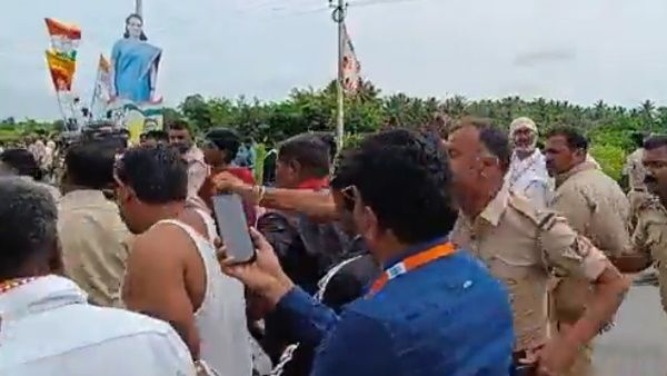 ଭାରତ ଯୋଡୋ ଯାତ୍ରା ସମୟରେ କଂଗ୍ରେସ କର୍ମୀଙ୍କୁ ମାଡ ମାରିବା ସହ 'ପେ ସିଏମ' ଟି-ସାର୍ଟ ଓହ୍ଲାଇଲେ ପୋଲିସ