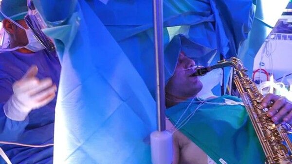 ଅପରେସନ ବେଳେ ସାକ୍ସୋଫୋନ ବଜାଇଲେ ରୋଗୀ