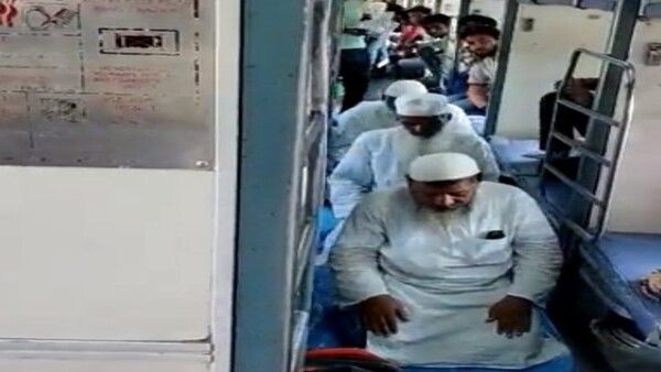 ଚଳନ୍ତା ଟ୍ରେନରେ ଚାଲିଛି ନମାଜ ପାଠ, ଆପତ୍ତିରେ ଟ୍ବିଟ କଲେ ବିଧାୟକ