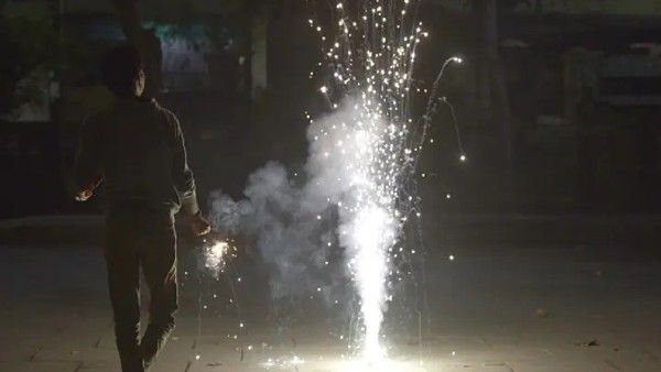 ବାଣ ଫୁଟାଇବା ସମୟରେ ରୁହନ୍ତୁ ସତର୍କ, ବୃଦ୍ଧି ପାଇପାରେ ଆଲର୍ଜି ଜନିତ ସମସ୍ୟା