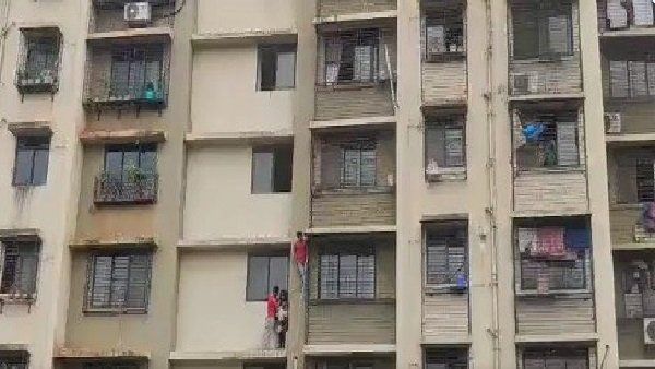 ମୁମ୍ବାଇ ଆପାର୍ଟମେଣ୍ଟରେ ଅଗ୍ନିକାଣ୍ଡ, ଜୀବନ ବଞ୍ଚାଇବାକୁ ବାଲକୋନୀରେ ଝୁଲି ରହିଲେ ଲୋକ