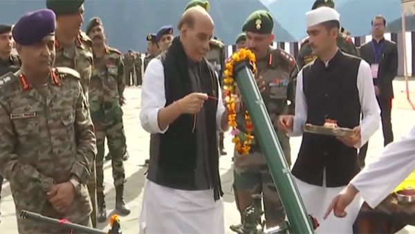 ଯବାନଙ୍କ ସହିତ ଦଶହରା ପାଳିଲେ ପ୍ରତିରକ୍ଷା ମନ୍ତ୍ରୀ, କଲେ ଶସ୍ତ୍ର ପୂଜା