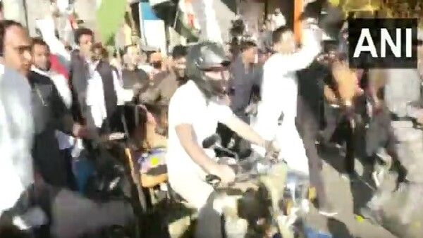 ଭାରତ ଯୋଡ ଯାତ୍ରାରେ ବାଇକ୍ ଚଲାଇଲେ ରାହୁଲ ଗାନ୍ଧୀ