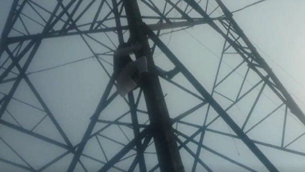 ମିଳିଲା ନାହିଁ ଆପ୍ ଟିକେଟ୍, ଟାୱାର ଉପରକୁ ଚଢି ଆତ୍ମହତ୍ୟା କରିବାର ଧମକ ଦେଲେ ଆଶାୟୀ ପ୍ରାର୍ଥୀ