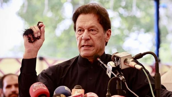 ଅଳ୍ପକେ ବର୍ତ୍ତିଲେ ଇମ୍ରାନ୍ ଖାନ୍, ରାଲିରେ ଗୁଳିମାଡ଼