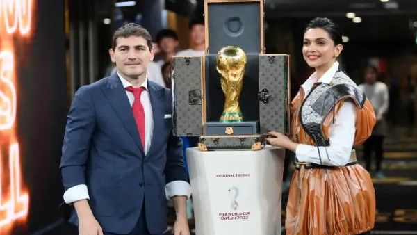 ଡ୍ରେସ୍ ନା ରେନିକୋଟ୍...ଦୀପିକାଙ୍କୁ ନେଇ ଏମିତି କମେଣ୍ଟ କଲେ ଲୋକେ