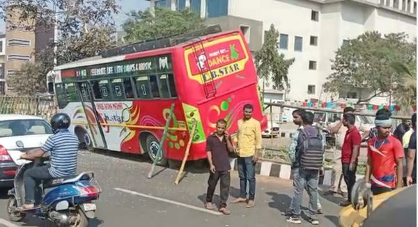 ଡିଭାଇଡ଼ର ଭାଙ୍ଗି ରାସ୍ତା ଉପରେ ଓଲଟିଲା ବସ