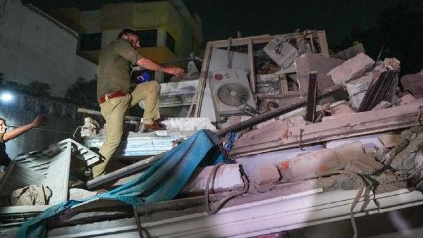 ଲକ୍ଷ୍ନୌରେ ଘର ଭୁଶୁଡ଼ି 3 ଜଣଙ୍କର ମୃତ୍ୟୁ, ଅତଡ଼ା ତଳେ ଫସି ରହିଛନ୍ତି 5 ଲୋକ, ଜାରି ରହିଛି ଉଦ୍ଧାର କାର୍ଯ୍ୟ