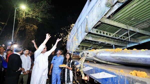 ଡାକୋଟା ବିମାନକୁ ପୁଷ୍ପାଞ୍ଜଳି ଦେଇ ସ୍ୱାଗତ କଲେ ମୁଖ୍ୟମନ୍ତ୍ରୀ