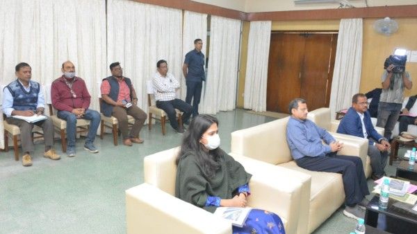 ମୁଖ୍ୟ ଶାସନ ସଚିବଙ୍କ ସମ୍ବଲପୁର ଜିଲ୍ଲା ଗସ୍ତ , ଉନ୍ନୟନମୂଳକ କାର୍ଯ୍ୟର କଲେ ସମୀକ୍ଷା