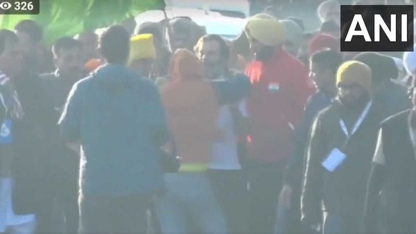 ରାହୁଲ ଗାନ୍ଧୀଙ୍କ ସୁରକ୍ଷାରେ ତ୍ରୁଟି, ସୁରକ୍ଷା ବଳୟ ଭାଙ୍ଗି ରାହୁଲଙ୍କୁ ଆଲିଙ୍ଗନ କଲେ ଯୁବକ