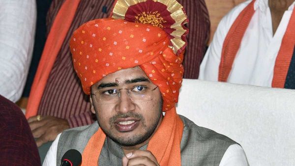 ତେଜସ୍ୱୀ ସୂର୍ଯ୍ୟ ଭୁଲରେ ବିମାନର ଜରୁରୀକାଳୀନ ଦ୍ୱାର ଖୋଲିଦେଇଥିଲେ - ବେସାମରିକ ବିମାନ ଚଳାଚଳ ମନ୍ତ୍ରୀ