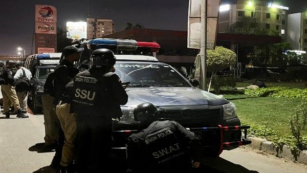 କରାଚି ପୋଲିସ ମୁଖ୍ୟାଳୟ ଉପରେ 10 ଜଣ ଆତଙ୍କବାଦୀ ଆକ୍ରମଣ କରିଥିଲେ, 2 ଆତଙ୍କୀ ନିହତ