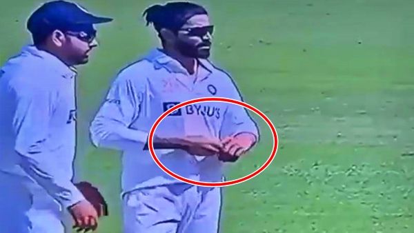 ବର୍ଡର-ଗାଭାସ୍କର ଟ୍ରଫିରେ ବଡ ବିବାଦ: ବଲ ସ୍ପିନ ପାଇଁ ଆଙ୍ଗୁଠିରେ ରହସ୍ୟମୟ ଜିନିଷ ପ୍ରୟୋଗ କରୁଛନ୍ତି ଜାଡେଜା !