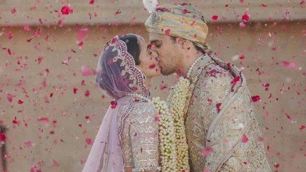 ଡ୍ୟାନ୍ସ କରି କିଆରା କଲେ ଏଣ୍ଟ୍ରୀ, ସିଦ୍ଧାର୍ଥ ଦେଖିଲେ ସମୟ, ଫ୍ୟାନ୍ସ କହିଲେ ଯୋଡି ହିଟ୍