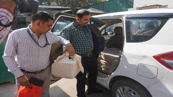 ଇଡି ଚଢାଉ ବେଳେ ତେଜସ୍ୱୀ ଯାଦବ ଏବଂ ଭଉଣୀଙ୍କ ଘରୁ ମିଳିଲା ଲକ୍ଷ ଲକ୍ଷ ଟଙ୍କା ଏବଂ ସୁନା