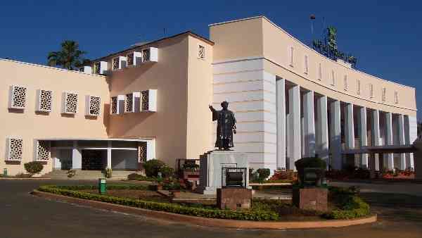 ବାବୁ ପ୍ରସଙ୍ଗରେ ମୁହାଁମୁହିଁ ହେଲେ ଶାସକ-ବିରୋଧୀ, ରାଜ୍ୟରେ ଅମଲାତନ୍ତ୍ର ଶାସନ ଚାଲିଥିବା କହିଲେ ବିରୋଧୀ