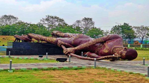 ଝଡ଼ରେ ଭାଙ୍ଗିଗଲା ୪୦ ଫୁଟ ଉଚ୍ଚର ହକି ଖେଳାଳିଙ୍କ ଷ୍ଟାଚ୍ୟୁ, ହକି ବିଶ୍ୱକପ୍ ବେଳେ ହୋଇଥିଲା ନିର୍ମାଣ