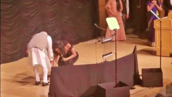 ଭାରତର ଜାତୀୟ ସଙ୍ଗୀତ ଗାଇଲେ ଆମେରିକୀୟ ସିଙ୍ଗର, ମୋଦିଙ୍କ ପାଦ ଛୁଇଁ କଲେ ପ୍ରଣାମ