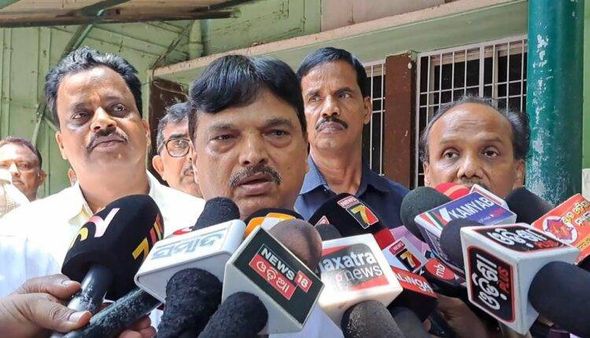 ଏସସିବିରେ ଚିକିତ୍ସାରତ ଆହତଙ୍କୁ ଭେଟିଲେ ସ୍ୱାସ୍ଥ୍ୟ ମନ୍ତ୍ରୀ ନିରଞ୍ଜନ ପୂଜାରୀ