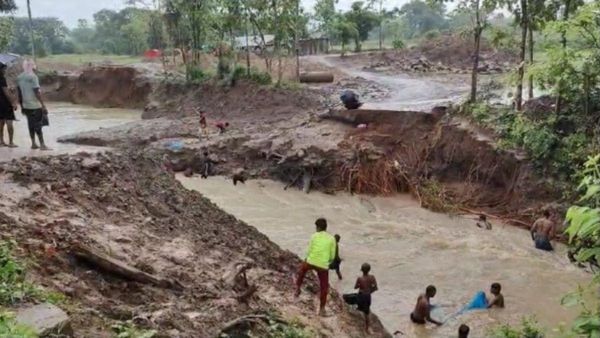 ପାରଳାଖେମୁଣ୍ଡି: ଲଗାଣ ବର୍ଷାରେ ଧୋଇଗଲା ଅସ୍ଥାୟୀ ପୋଲ, ୩ଟି ଗାଁ ସହ ଯୋଗାଯୋଗ ବିଚ୍ଛିନ୍ନ