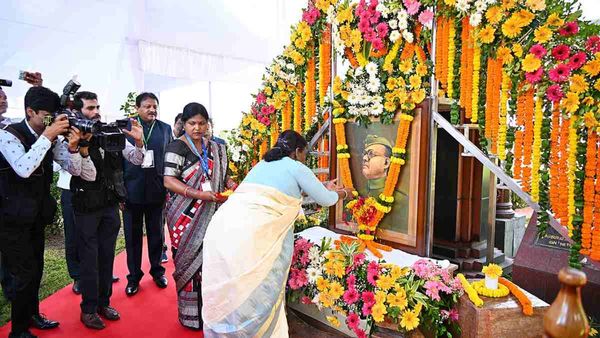 ନେତାଜୀଙ୍କ ପ୍ରତିମୂର୍ତ୍ତିରେ ମାଲ୍ୟାର୍ପଣ କଲେ ରାଷ୍ଟ୍ରପତି ଦ୍ରୌପଦୀ ମୁର୍ମୁ