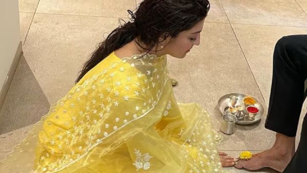 ସ୍ୱାମୀଙ୍କ ପାଦ ଛୁଇଁ ପୂଜା କଲେ ଏହି ଅଭିନେତ୍ରୀ