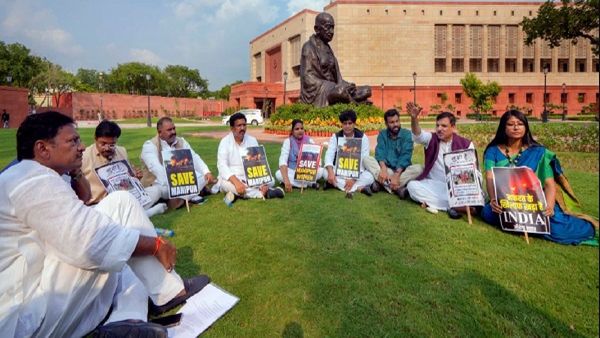 ମୌସୁମୀ ଅଧିବେଶନ: ଜାଣନ୍ତୁ କ'ଣ ପାଇଁ ସାରା ରାତି ସଂସଦ ସମ୍ମୁଖରେ ଧାରଣା ଦେଲେ ବିରୋଧୀ