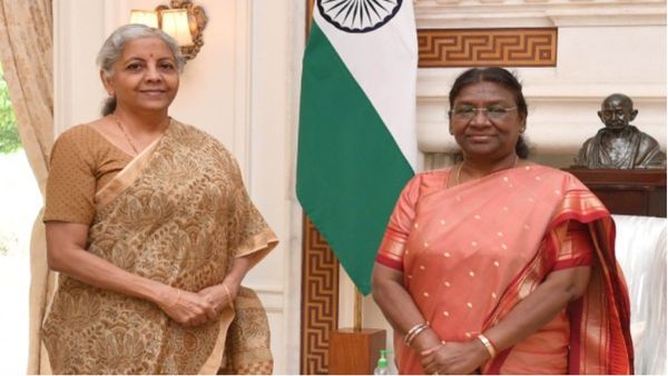 କେନ୍ଦ୍ର ମନ୍ତ୍ରିମଣ୍ଡଳ ସମ୍ପ୍ରସାରଣ ପାଇଁ ରାଷ୍ଟ୍ରପତି ମୁର୍ମୁଙ୍କୁ ଭେଟିଲେ ଅର୍ଥମନ୍ତ୍ରୀ, ସୋସିଆଲ ମିଡିଆରେ ସେୟାର କଲେ ଫଟୋ