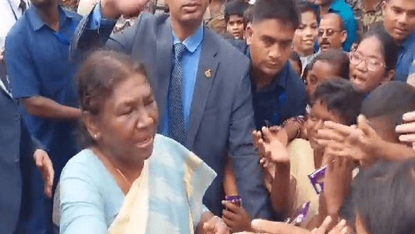 ପିଲାଙ୍କୁ ଚକୋଲେଟ୍ ଦେଲେ ମହାମହିମ, ଗାଡ଼ିରୁ ଓହ୍ଲାଇ ଲୋକଙ୍କୁ ଭେଟିଲେ