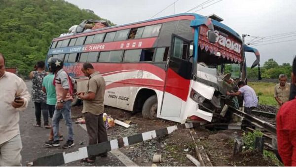 ଟ୍ରେନ୍ ଲାଇନକୁ ମାଡ଼ିଗଲା ବସ, ଅଳ୍ପକେ ବର୍ତ୍ତିଲେ ଯାତ୍ରୀ
