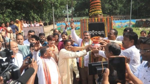 ବୀର ପାଇକ ମାଟି ବରୁଣେଇରେ ‘ମୋ ମାଟି ମୋ ଦେଶ’ ଅଭିଯାନରେ ସାମିଲ ହେଲେ ଧର୍ମେନ୍ଦ୍ର; ‘ପଞ୍ଚ ପ୍ରାଣ’ର ଶପଥ କରାଇଲେ