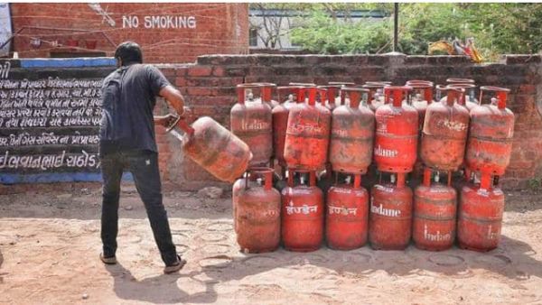 Gas Cylinder Price: ଆଜିଠୁ ନୂଆ ଦରରେ ମିଳିବ ଘରୋଇ ଗ୍ୟାସ୍, ଜାଣନ୍ତୁ କେତେ କମିଲା