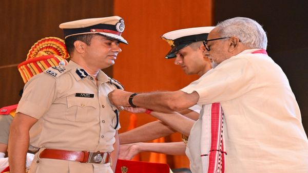 ଉଲ୍ଲେଖନୀୟ ସେବା ଓ ସାହସିକତା ପାଇଁ ୭୪ ଜଣଙ୍କୁ ପଦକ ପ୍ରଦାନ କଲେ ରାଜ୍ୟପାଳ