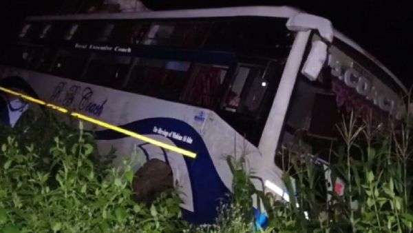 ରାସ୍ତା ତଳକୁ ଖସିଗଲା ବସ୍, ଅଳ୍ପକେ ବର୍ତ୍ତିଲେ ଯାତ୍ରୀ