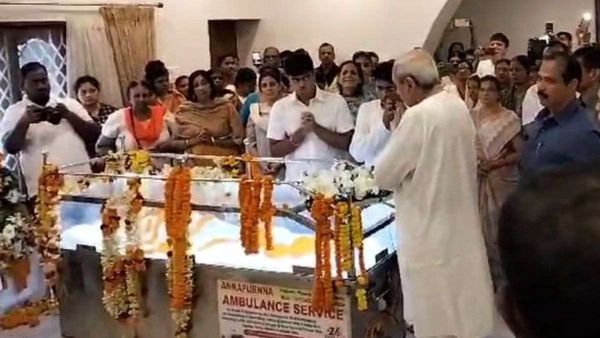 ସ୍ବର୍ଗତ ସୂର୍ଯ୍ୟ ପାତ୍ରଙ୍କ ଶେଷ ଦର୍ଶନ କଲେ ମୁଖ୍ୟମନ୍ତ୍ରୀ ନବୀନ ପଟ୍ଟନାୟକ : ରାଷ୍ଟ୍ରୀୟ ମର୍ଯ୍ୟାଦା ସହ ହେବ ଶେଷକୃତ୍ୟ