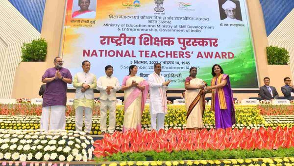 ଦେଶର ୭୫ ଜଣ ଶିକ୍ଷକ ଓ ପ୍ରଶିକ୍ଷକଙ୍କୁ ଜାତୀୟ ଶିକ୍ଷକ ପୁରସ୍କାର ପ୍ରଦାନ କଲେ ରାଷ୍ଟ୍ରପତି