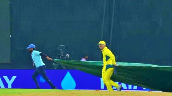 AUS vs SL: ହୃଦୟ ଜିତିଲେ ଡେଭିଡ଼ ୱାର୍ଣ୍ଣର, ବର୍ଷା ହେବାରୁ ଗ୍ରାଉଣ୍ଡ ଷ୍ଟାପଙ୍କ ସହ ଟାଣିଲେ କଭର...