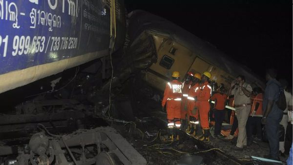 ଆନ୍ଧ୍ରପ୍ରଦେଶ ରେଳ ଦୁର୍ଘଟଣା: ବଢୁଛି ମୃତ୍ୟୁ ସଂଖ୍ୟା, କୋରାପୁଟ ଯାତ୍ରୀଙ୍କ ପାଇଁ ଜାରି ହେଲା ହେଲ୍ପଲାଇନ୍ ନମ୍ବର