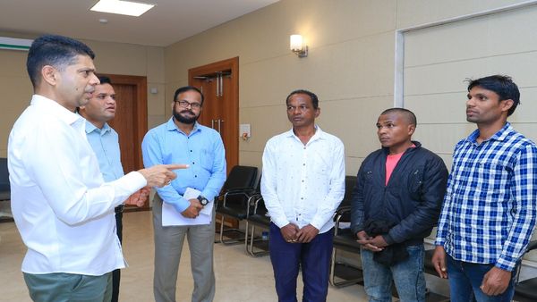 5T ଅଧ୍ୟକ୍ଷଙ୍କୁ ଭେଟିଲେ ଉତ୍ତରକାଶୀ ଟନେଲରେ ଫସି ରହିଥିବା ଓଡିଆ ଶ୍ରମିକଙ୍କ ପରିବାର ସଦସ୍ୟ