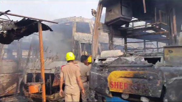 ଦୀପାବଳିରେ ଅଘଟଣ; ନିଆଁ ଲାଗି ପୋଡ଼ିଗଲା ୫ ବସ୍‌